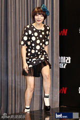 组图：韩新老偶像歌手齐聚《回应吧1997》发布会