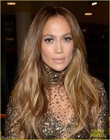 组图：詹妮弗洛佩兹献唱变装 挤爆乳猛男托举