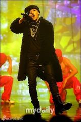 组图：G-dragon获音乐节目冠军 宣美撅臀辣舞