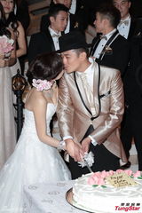 组图：黄长兴大婚众艺人道贺 三轮豪车霸气接亲