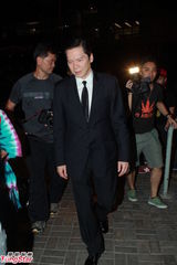 组图：关之琳否认百万办父丧礼 关锦鹏万梓良致祭