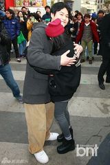 组图：金成钧孙湖竣着94复古装现身闹市送拥抱
