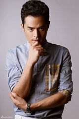 组图：《二叔》边原温暖写真 与剧中判若两人