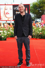 组图：《替代》首映礼 莎朗-塔尔蓝裙惊艳红毯