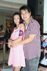 组图：姚嘉妮夫妻档出席活动享二人世界