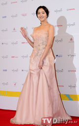 组图：韩国大钟电影节颁奖 金高恩抹胸长裙亮相