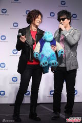 组图：杨培安加盟华纳 师兄萧煌奇站台