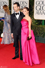 高清组图：娜塔莉-波特曼身着红裙大秀美背