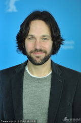 组图：《雪崩王子》发布 主演勾肩搭背哥俩好