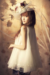 组图：赵晨妍童话梦幻写真 梦游仙境般寻找奇遇