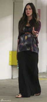 组图：梅根和老公出门看医生 大肚隆起魅力不减