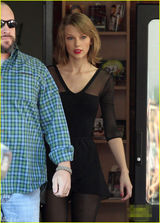 组图：斯威夫特穿性感透视装上街 超短裙秀玉腿