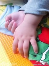 组图：曹颖微博晒爱子周岁照 帅气可爱显童星范儿