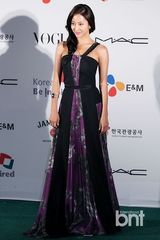 组图：韩孝珠玉泽演等众星亮相釜山电影节蓝毯