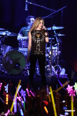 组图：艾薇儿台北演唱会多唱送惊喜  心情大好