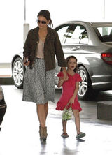 组图：阿汤嫂带女儿出行 苏瑞穿红裙扎小辫可爱