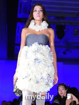 组图：朴秀珍等亮相服装秀 金圭丽走秀气质十足