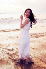 组图：黄圣依优雅纯美登封面 美景佳人美不胜收