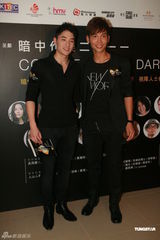 组图：容祖儿帅气造型现身 与卢凯彤支持声演会