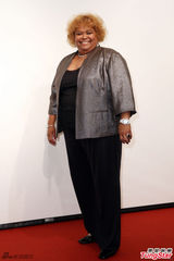 组图：《满月酒》归亚蕾再演“柜儿母”