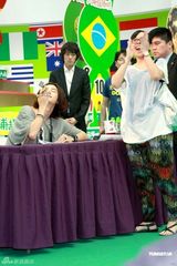 幻灯图：张根锡香港会影迷 中性露肩衫显魅惑