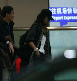 组图：汤唯返京现身机场 风衣仔裤有文青范儿