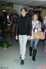 组图：陈奕迅台北火热开唱 台上大玩变装秀