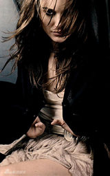 幻灯图集：娜塔莉-波特曼登英国版《ELLE》封面