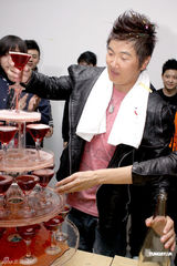 组图：孙楠无锡演唱会秀才艺 张靓颖亮相再现海豚音