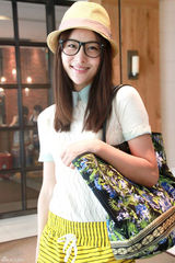 组图：贾青街拍LOOK黄色条纹短裤抢眼