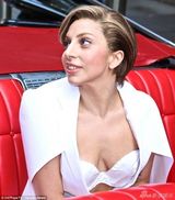 组图：LadyGaga开豪车现身 曲腿露臀挤扁胸