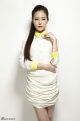 组图：温心干练马尾女大玩清纯复古风