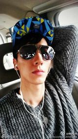 组图：张亮长脸自拍遭调侃马脸代言人