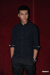 组图：英皇众星出席毕业礼 阿sa陈伟霆情侣档现身 