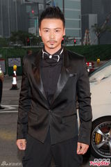 组图：蔡少芬老公张晋全黑西装打扮气势十足