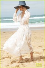 组图：超模米兰达薄纱透视装 豪迈倒立露底裤