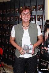 组图：谭咏麟为个唱彩排练歌致声音沙哑