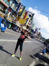 组图：蔡珩台湾拍戏忙 海边偷闲扮犯二青年