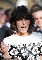 组图：米拉-乔沃维奇戛纳走秀 碎花长裙雷人