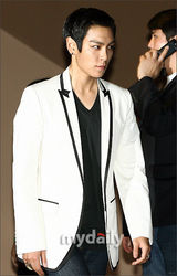 幻灯图：《到炮火中去》媒体首映 权相佑(权相宇)等主创出席