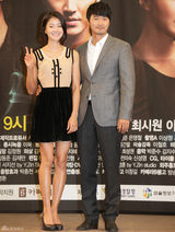 高清图：崔始源宣传新剧《波塞冬》 牵手女星李诗英