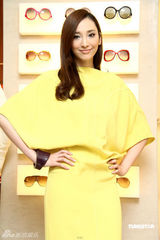 高清图：吴佩慈高腰酒瓶裙走秀 黄色套装妩媚明艳