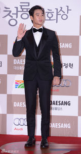 组图：金秀贤黑色修身西装变身帅气小王子