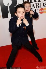 组图：明星小萌娃亮相红毯 搞怪不断嘻哈范