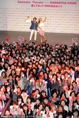 组图：米兰达-可儿日本捞金 深V秀美胸惹人爱怜