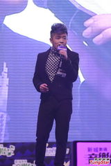 组图：2012新城劲爆颁奖礼 新人开场预热气氛