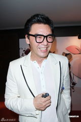 组图：钟镇涛携幼女做慈善 避谈再婚问题