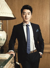 组图：邵峰复古造型写意光影人生