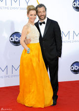 组图：艾美奖红毯 莱斯利-曼恩拼接礼服亮相