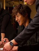 高清图：金贤重日本办粉丝签名会全程微笑随和